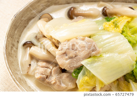 Chinese cabbage and chicken with cream. 65727479