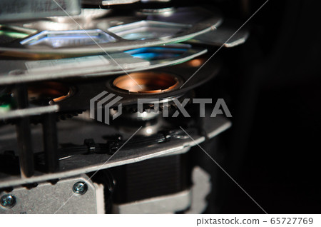 The equipment repair engineer diagnoses the breakdown of light equipment 65727769