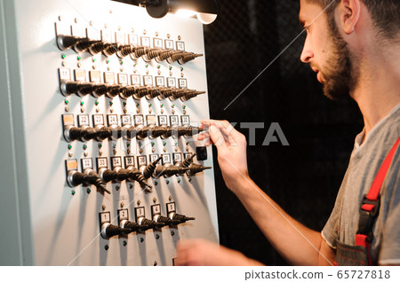 The lighting engineer adjusts the lights on stage behind the scenes 65727818