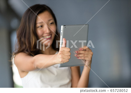 Businesswoman thumbs up 65728052