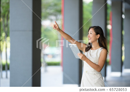 Businesswoman looking and pointing forward 65728053