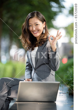 Businesswoman celebrate success 65728089