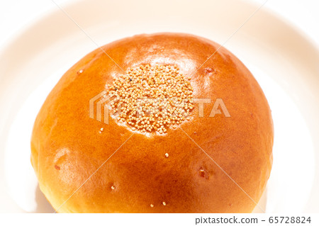 Anpan bread. (White plate / white background) 65728824