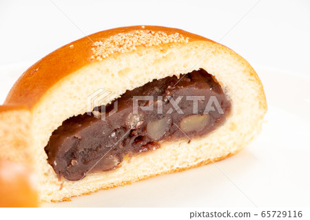 Cross section of Anpan. 65729116