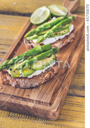 Avocado asparagus toasts 65730070