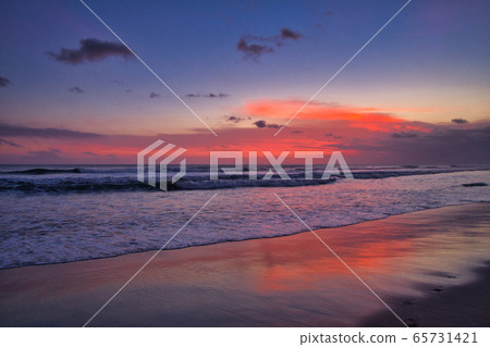海灘的日落 65731421
