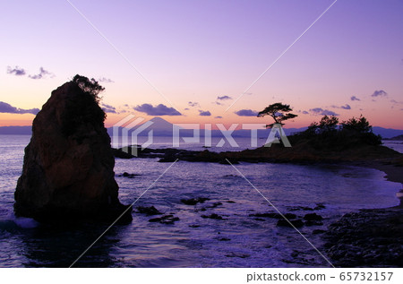 View of Mt. Fuji from Akiya/Tateishi coast at dusk (Yokosuka City) 65732157