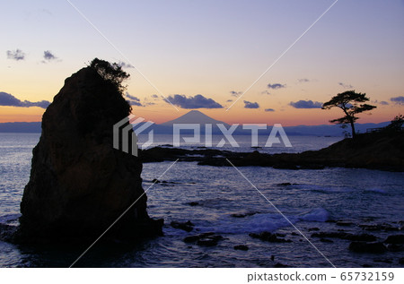 View of Mt.Fuji from Tateishi Beach in Akiya at dusk (Yokosuka City, Kanagawa Prefecture) 65732159