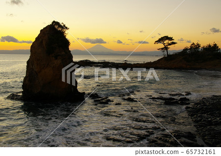 View of Mt. Fuji from Akiya/Tateishi coast at dusk (Yokosuka City) 65732161