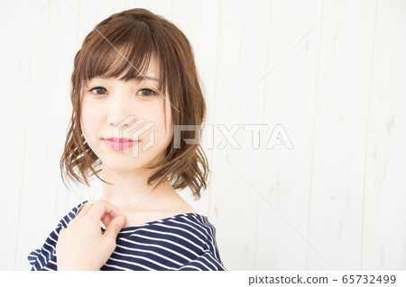 露肩女士 65732499