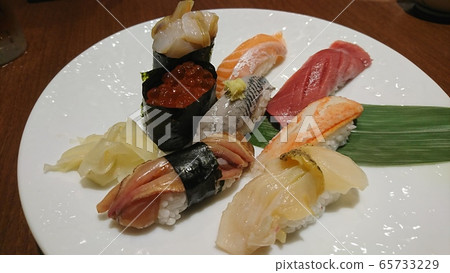 Hand-rolled sushi Hand-rolled sushi 65733229