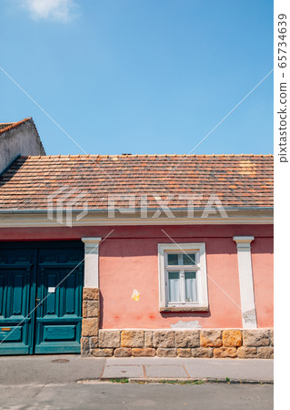 Old town pink house in Szentendre, Hungary 65734639
