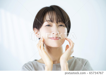 Beauty image women in their 30s 65734767