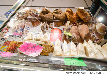 Market landscape in Italy Market landscape in Italy 65735012