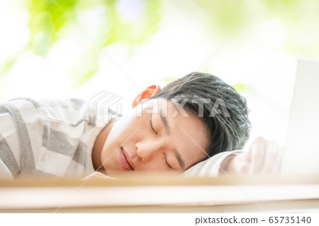 Male business student 65735140