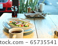 咖啡廳的沙拉 65735541