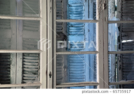 broken windows 65735917