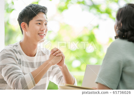 Male business counseling 65736026