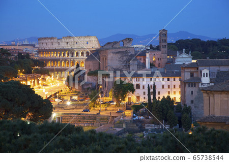 Fori Romani at night, Roma, Italia 65738544