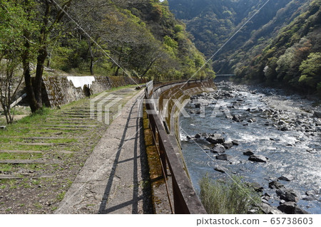 Scenery of a hiking trail on the abandoned line of the JR Fukuchiyama Line Scenery of a hiking trail on the abandoned line of the JR Fukuchiyama Line 65738603