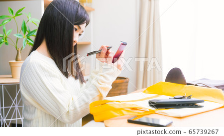 Woman to take note of Shopping list Recipe Saving eco bag 16: 9 Woman to take note of Shopping list Recipe Saving eco bag 16: 9 65739267