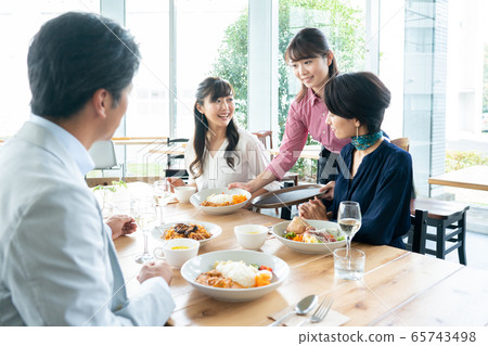 Female waitress customer service staff byte clerk Female waitress customer service staff byte clerk 65743498