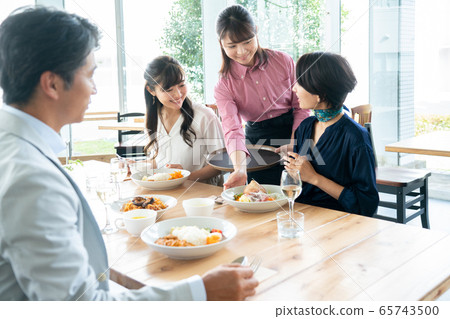 Female waitress customer service staff byte clerk Female waitress customer service staff byte clerk 65743500