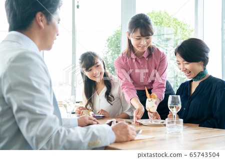 Female waitress customer service staff byte clerk Female waitress customer service staff byte clerk 65743504