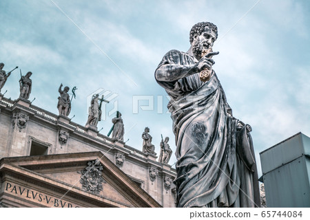Statue of Apostle Peter in front of St Peter's 65744084
