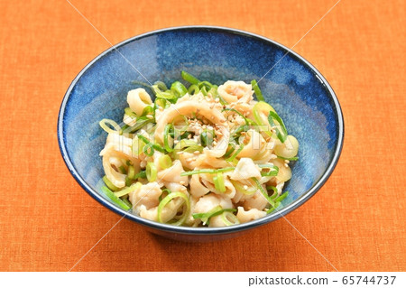 Chicken skin ponzu, chicken skin ponzu, chicken skin boiled dish. Chicken skin ponzu vinegar, chicken skin ponzu, chicken (thigh) skin boil 65744737