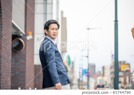 走在商業區的中年和年長亞裔商人 65744790