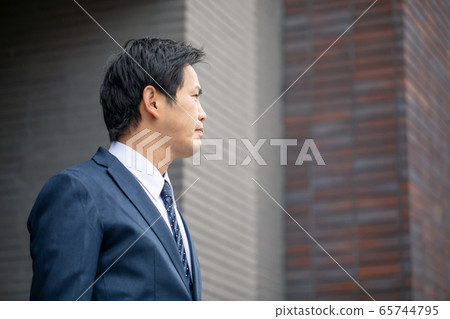 休閒業務中辦公室工作人員的側面 休閒業務中辦公室工作人員的側面 65744795
