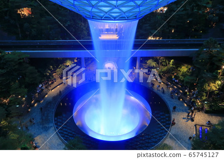 新加坡樟宜國際機場的巨大瀑布JEWEL 65745127