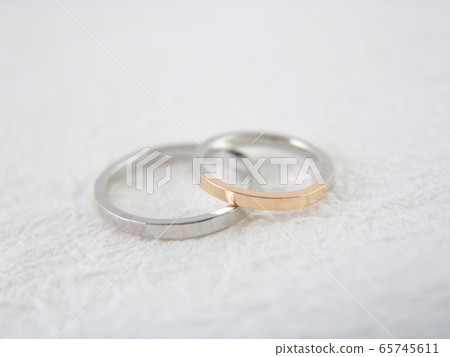 白色背景上的簡單設計白色背景上的簡單設計黃金和鉑金組合 65745611