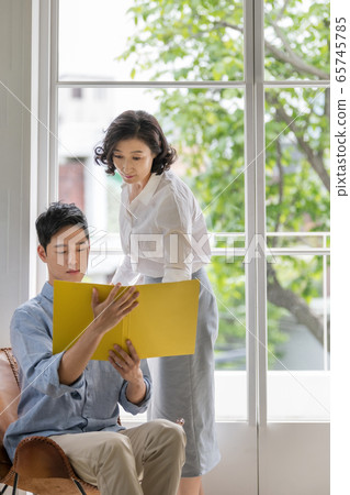 Business men and women office workers Business men and women office workers 65745785