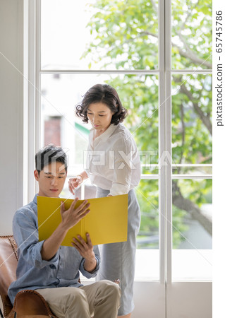 Business men and women office workers Business men and women office workers 65745786