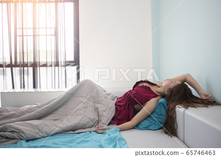 Young asian women lying on bed 65746463