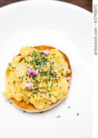 truffle scrambled eggs 65748073