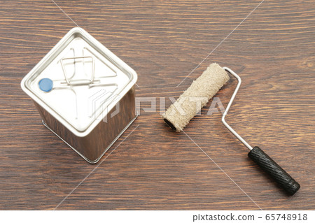 Itto can (paint can) and paint roller used for painting work Itto can (paint can) and paint roller used for painting work 65748918