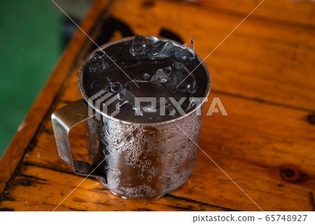 Water in aluminum glass, water droplets adhering Water in aluminum glass, water droplets adhering 65748927