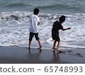 Sea_Children on the beach ① 65748993