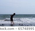 Sea_child on the beach ③ 65748995