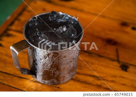 Water in aluminum glass, water droplets adhering Water in aluminum glass, water droplets adhering 65749015