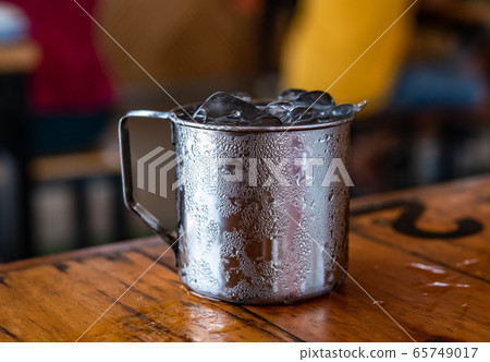 Water in aluminum glass, water droplets adhering 65749017