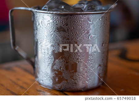 Water in aluminum glass, water droplets adhering Water in aluminum glass, water droplets adhering 65749018