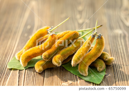 Bunch of Mucuna pruriens on wooden table 65750099
