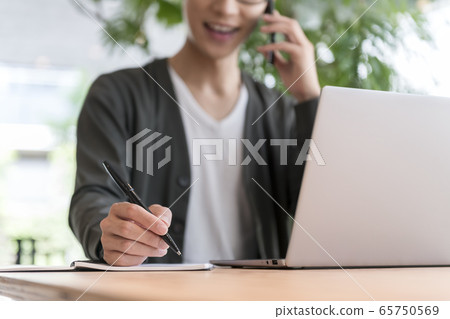 採取筆記的一隻男性手,當談話在智能手機時 採取筆記的一隻男性手,當談話在智能手機時 65750569