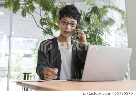 在智能手機上交談時記筆記的人 在智能手機上交談時記筆記的人 65750570