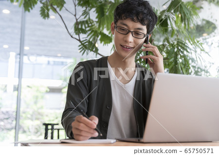 在智能手機上交談時記筆記的人 在智能手機上交談時記筆記的人 65750571