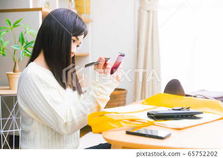 Women who take notes Shopping list Recipe Saving eco bags Women who take notes Shopping list Recipe Saving eco bags 65752202